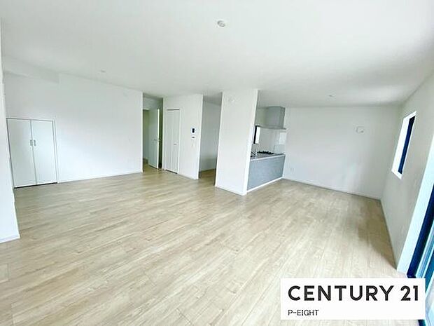 大きな窓から日光が差し込む明るいリビングです!