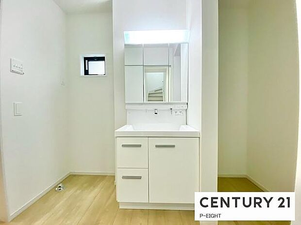 明るい洗面台で身支度ができます!