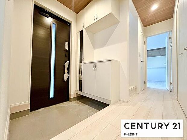 白を基調とした明るい玄関です!