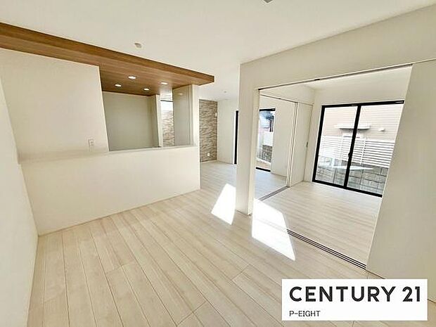 大きな窓から日光が差し込む明るいリビングです!