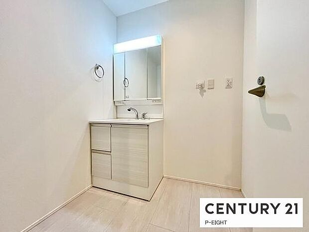 明るい洗面台で身支度ができます!洗濯機を置くスペースもあります!