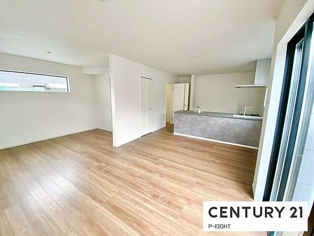 大きな窓から日光が差し込む明るいリビングです！