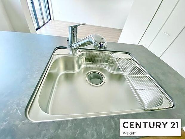 浄水器内蔵型のため、キッチン回りもスリムな印象です！