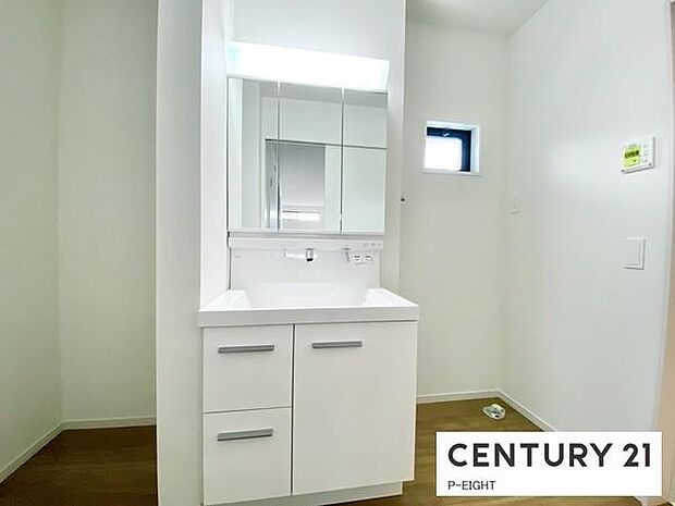 明るい洗面台で身支度ができます！