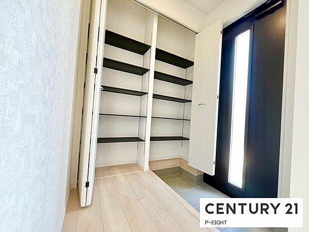 玄関先に収納が多く、家族の靴もきれいにまとまります。