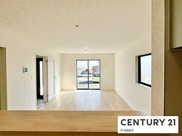 大きな窓から日光が差し込む明るいリビングです！