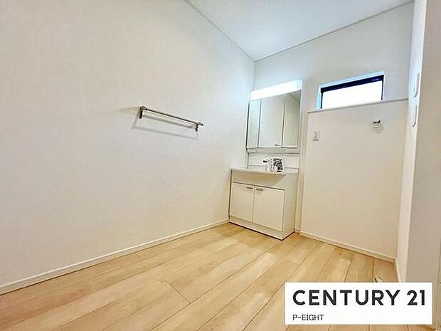 明るい洗面台で身支度ができます！洗濯機を置くスペースもあります！