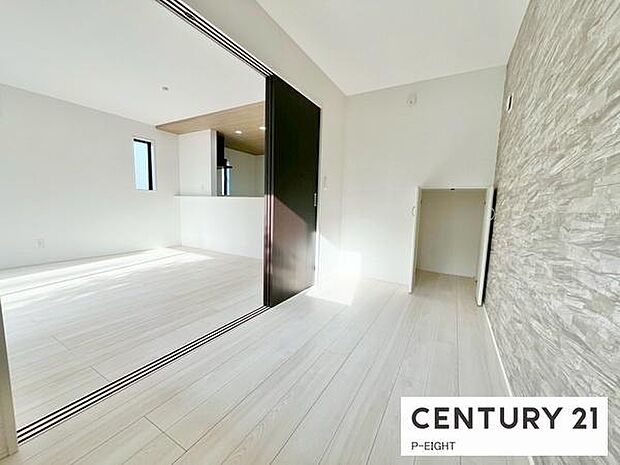 リビング横に便利な洋室！