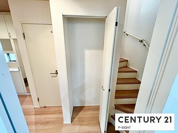 廊下に便利な収納スペースあり！