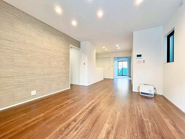 大きな窓から日光が差し込む明るいリビングです！