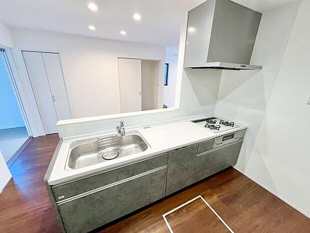 料理をしながらリビングを見渡せるつくりで、料理中も家族との会話がはずみます。