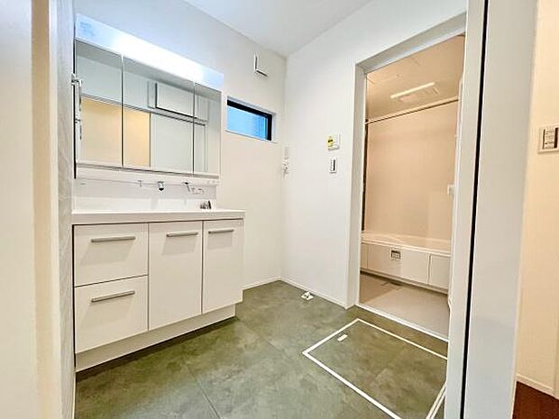 明るい洗面台で身支度ができます！洗濯機を置くスペースもあります！