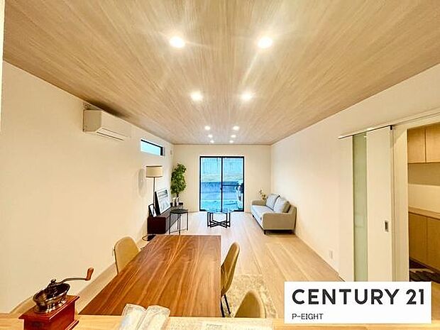 大きな窓から日光が差し込む明るいリビングです！