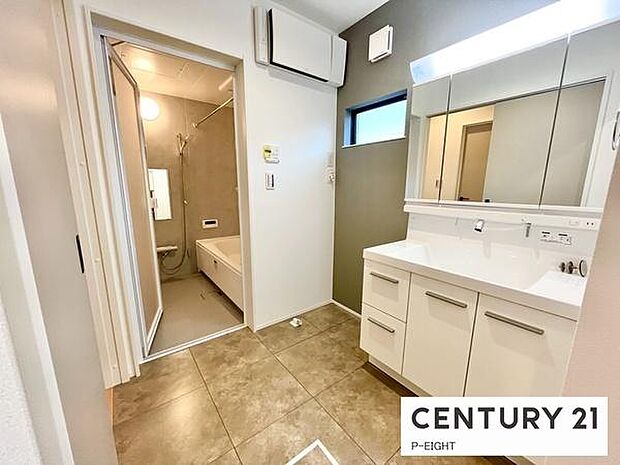 明るい洗面台で身支度ができます！洗濯機を置くスペースもあります！