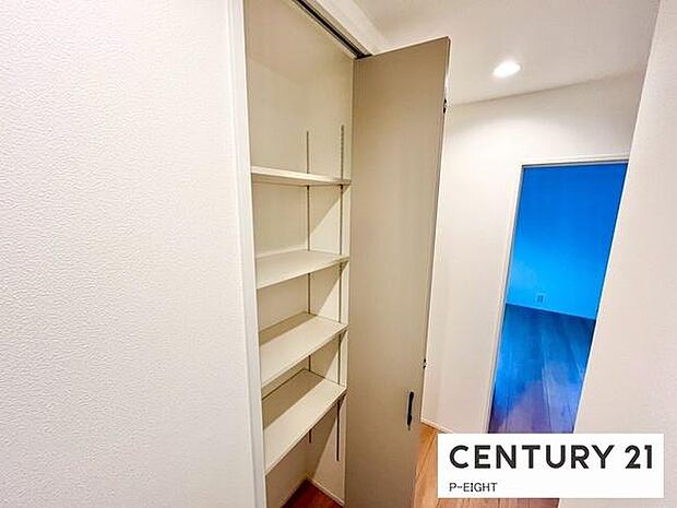 廊下に便利な収納スペースあり!