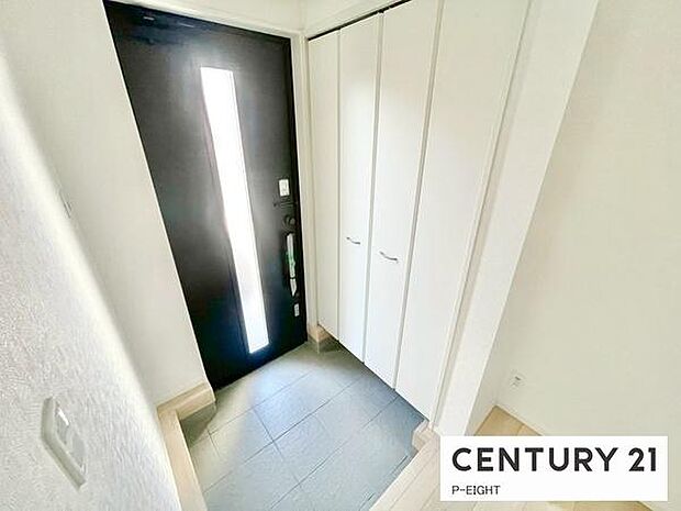 白を基調とした明るい玄関です！