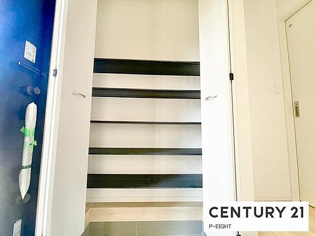 玄関先に収納が多く、家族の靴もきれいにまとまります。