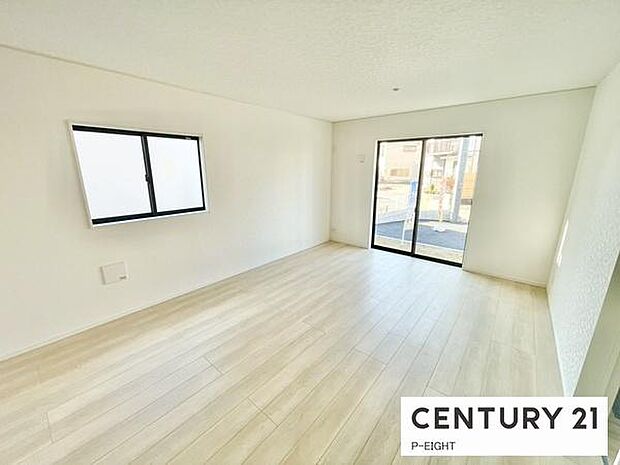 大きな窓から日光が差し込む明るいリビングです！