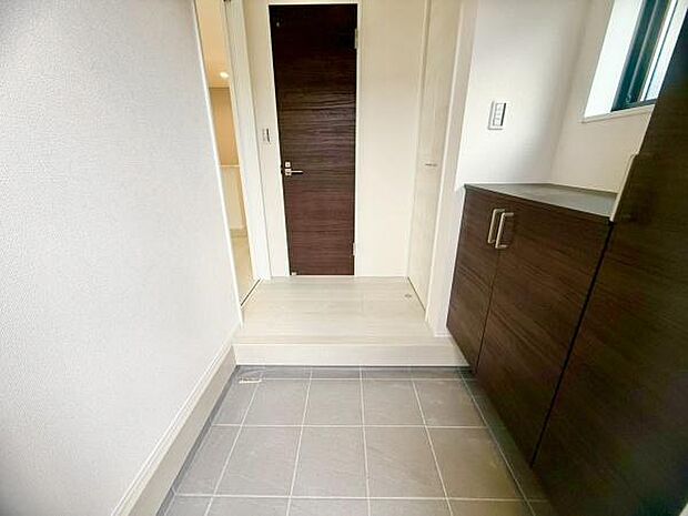 玄関先に収納スペースあり！