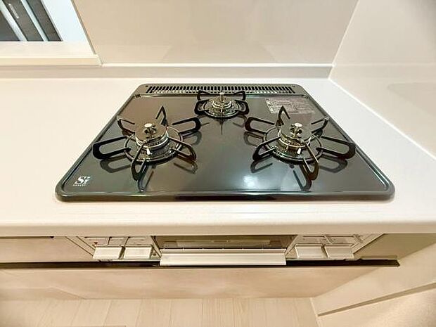 三口ガスコンロで料理もはかどりますね！グリルもあります！