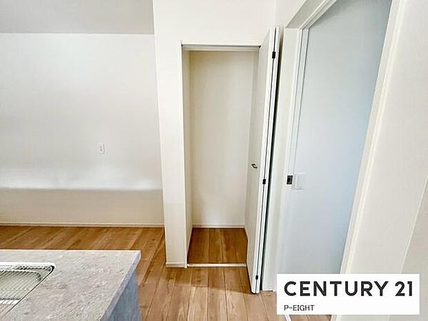 キッチン横には収納に便利なパントリーあり！