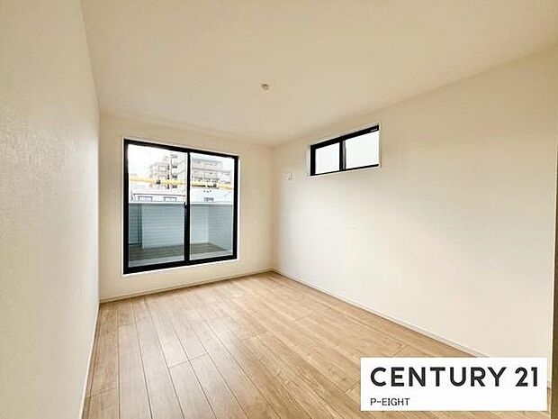 バルコニーに面している明るい洋室です！