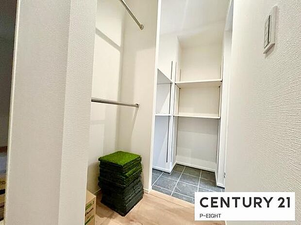 ベビーカーやゴルフクラブなども置ける便利な収納スペースもあります！