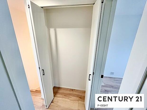 廊下に便利な収納スペースあり！