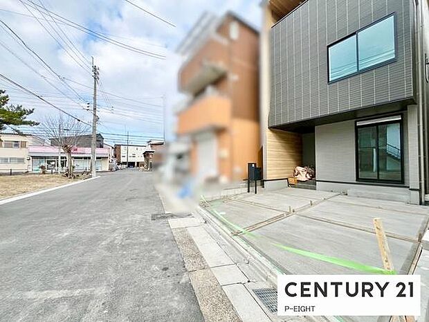 ゆとりある道路で駐車も快適です！