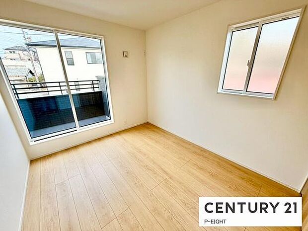 バルコニーに面しており明るい洋室です！