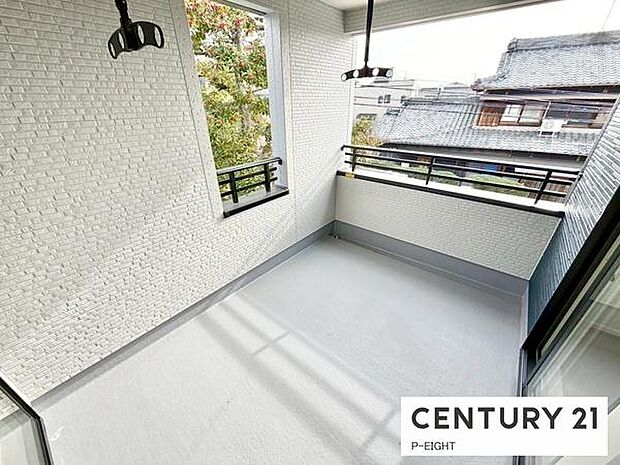 広々としたバルコニーで洗濯物も快適に。