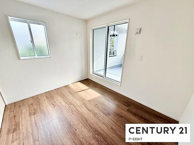 バルコニーに面しており明るい洋室です！