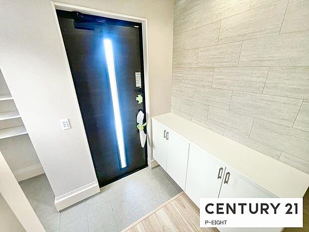 白を基調とした明るい玄関です！ベビーカーやゴルフクラブなども置ける便利なシューズインクローゼットがあります！