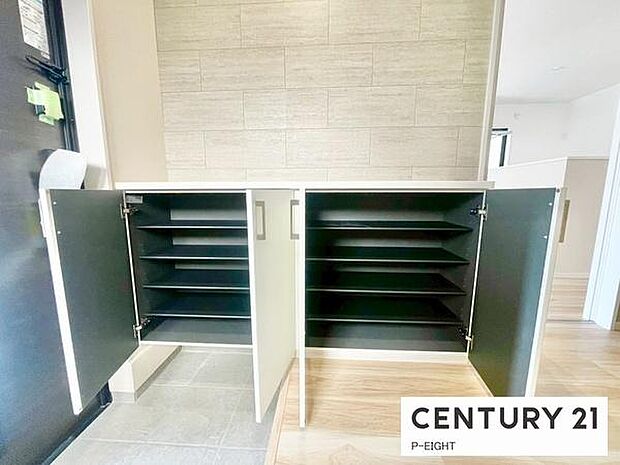 玄関先に収納が多く、家族の靴もきれいにまとまります。