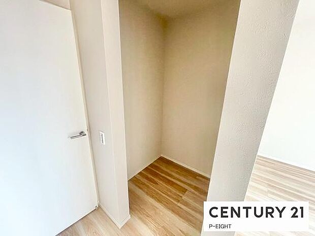 ウォークインクローゼットでたくさん収納できます！