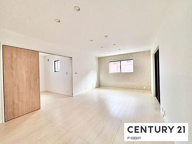 大きな窓から日光が差し込む明るいリビングです!