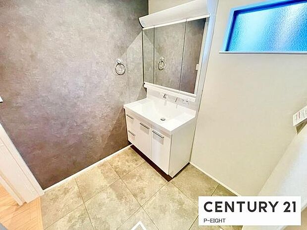 明るい洗面台で身支度ができます！