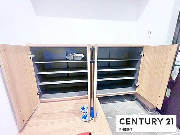 玄関横に便利な収納スペースあり！