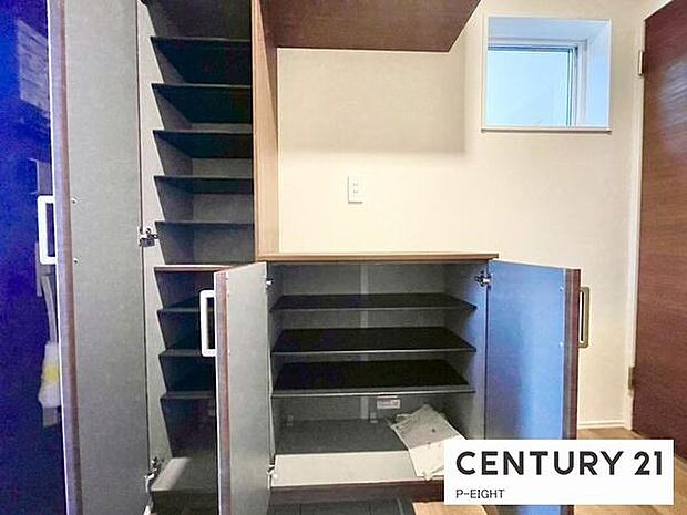 玄関横に便利な収納スペースあり！