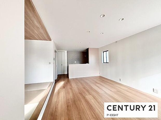 大きな窓から日光が差し込む明るいリビングです!