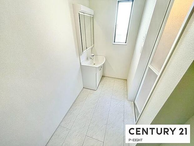 明るい洗面台で身支度ができます!