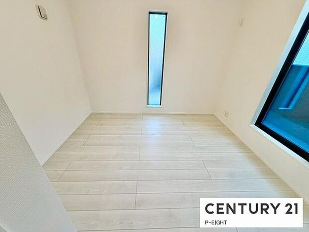 バルコニーに面しており明るい洋室です！