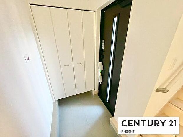 白を基調とした明るい玄関です！