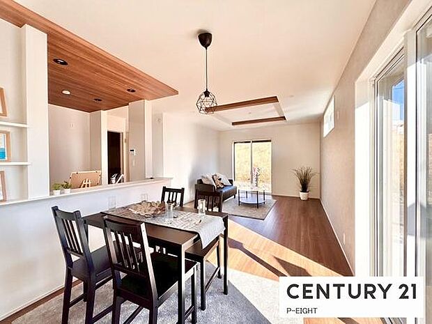 大きな窓から日光が差し込む明るいリビングです！