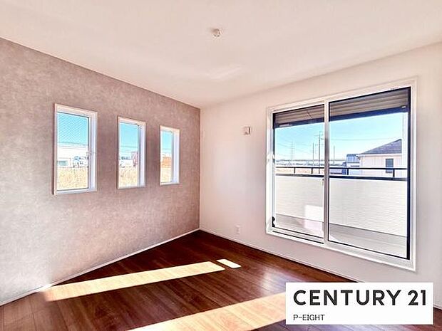 バルコニーに面している明るい洋室です！