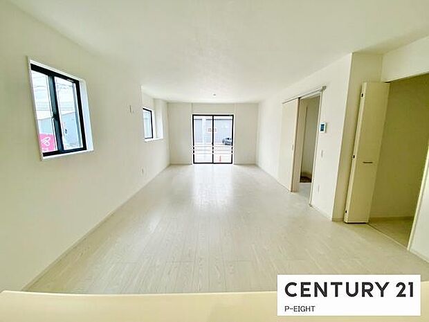 大きな窓から日光が差し込む明るいリビングです！