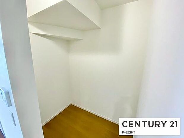 階段下に広めの収納スペースあり！