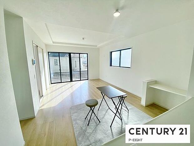 大きな窓から日光が差し込む明るいリビングです！