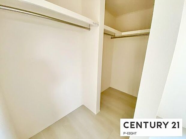 ウォークインクローゼットでたくさん収納できます！