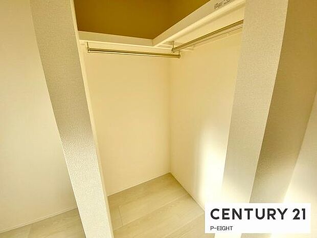 ウォークインクローゼットでたくさん収納できます！